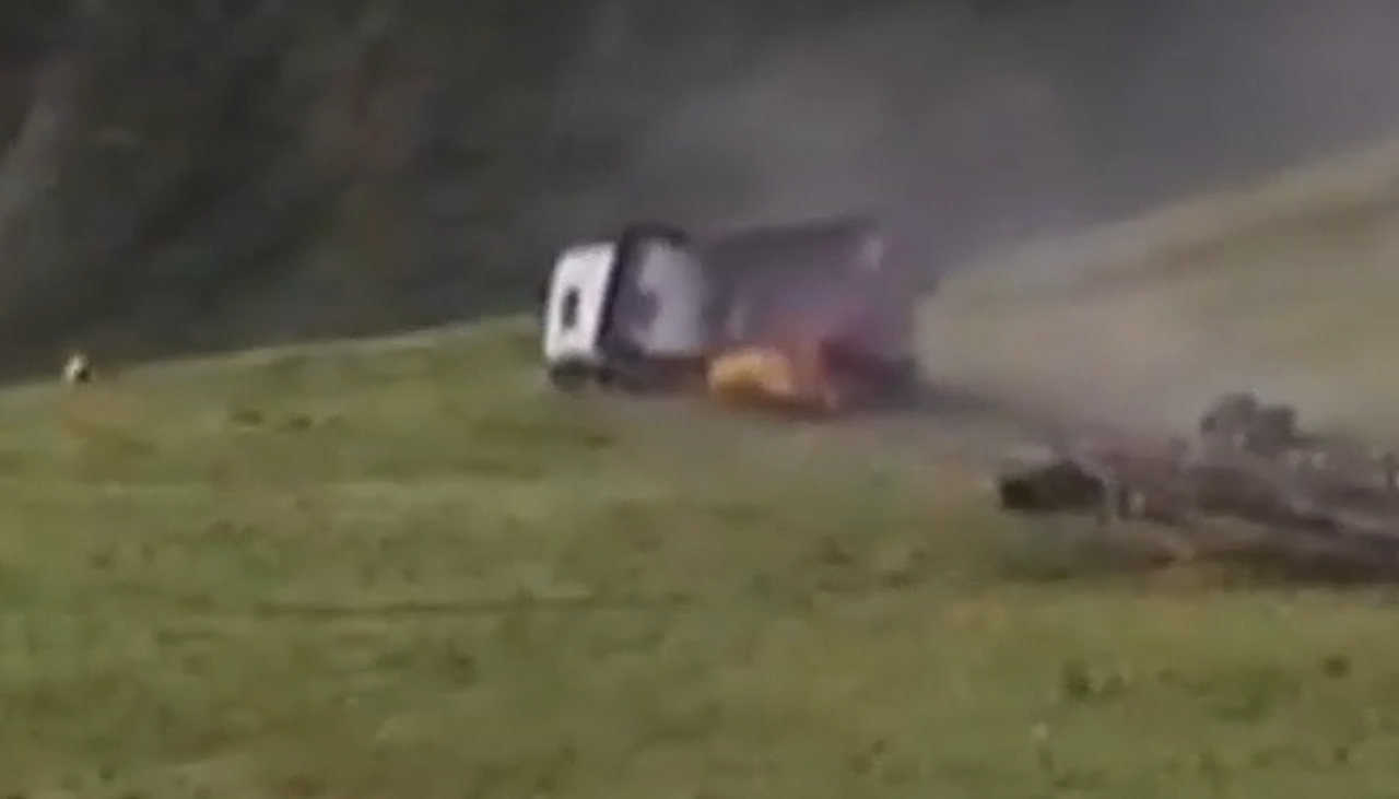 Un camión se embarrancó 800 metros en La Paz; no se encontró al conductor, informó la Policía