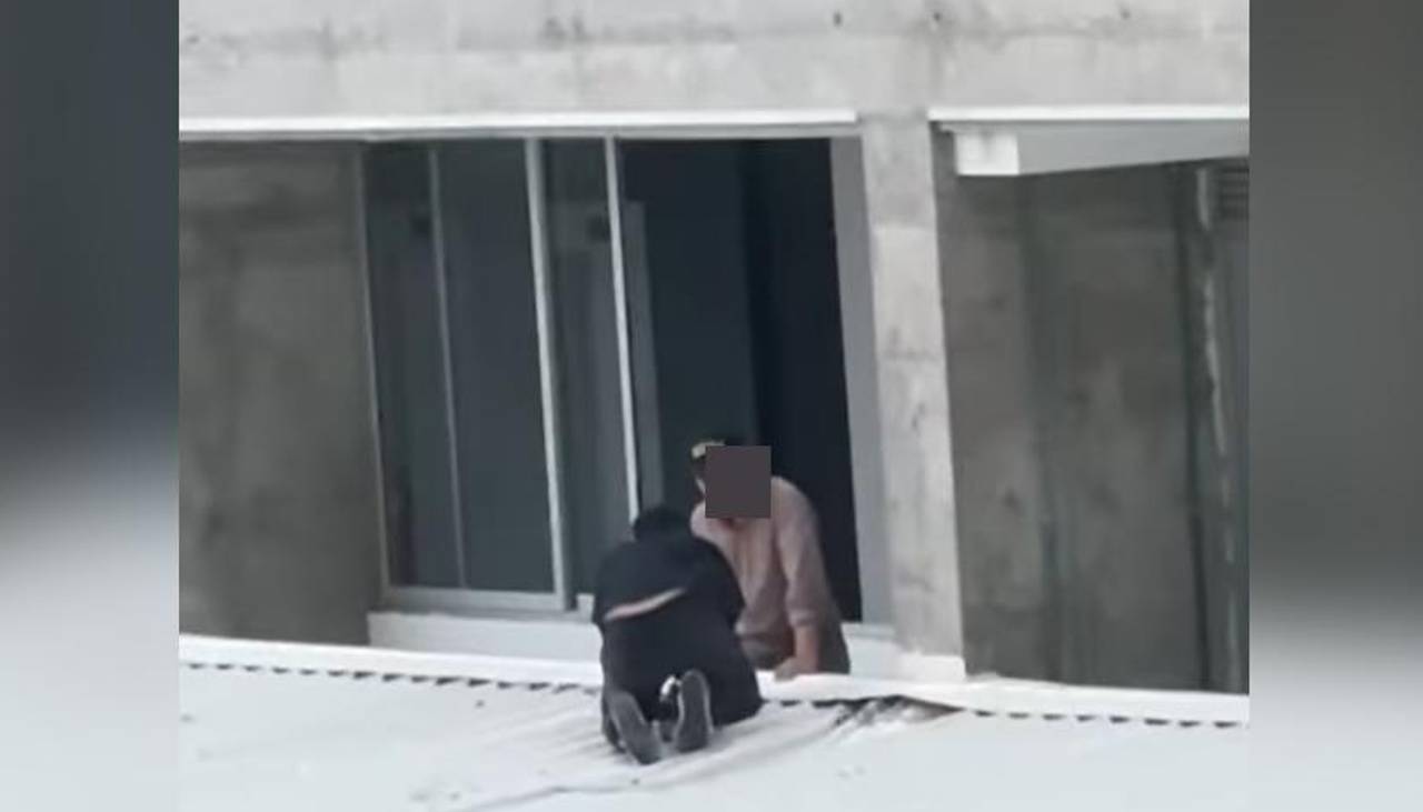 Video registra el momento cuando un hombre que sobrevivió a la caída de un noveno piso se levanta