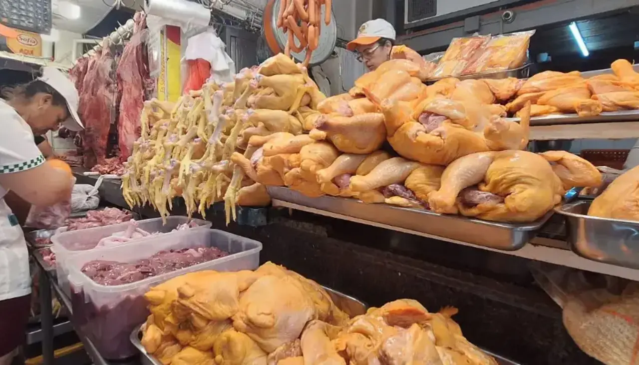 Bajan precios del kilo de pollo y queso en mercados de Santa Cruz de la Sierra