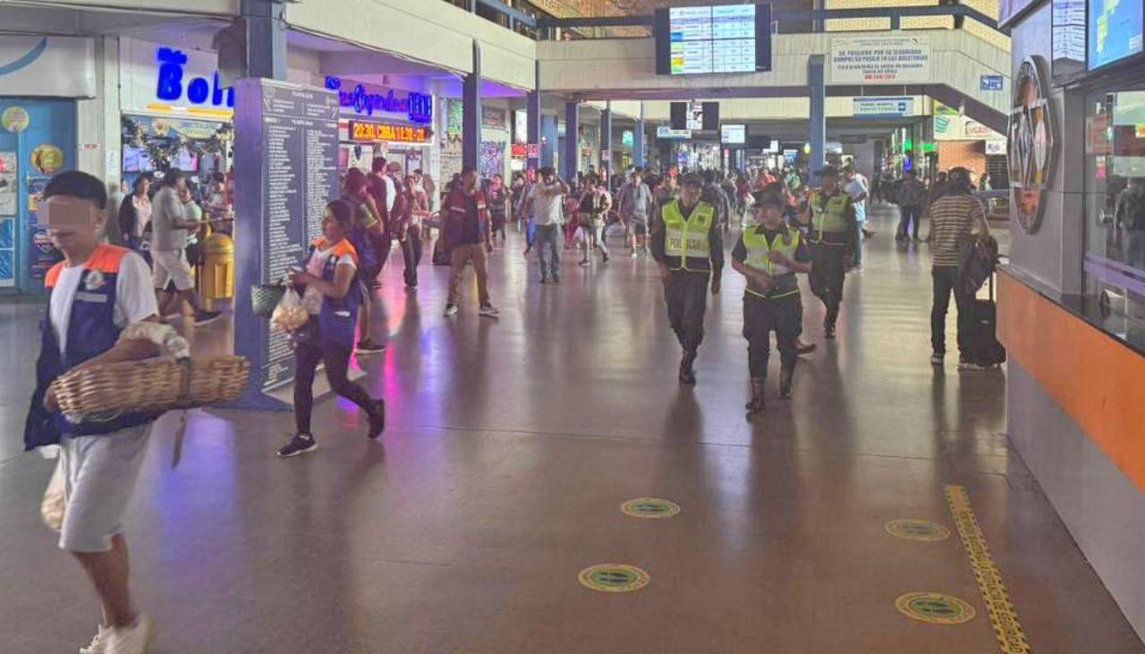 Suspenden salidas de buses y venta de pasajes en la terminal cruceña; operadores exigen la renuncia del administrador