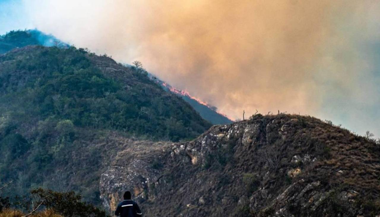 El 90% de los focos de incendios están controlados en los valles cruceños, según un corregidor