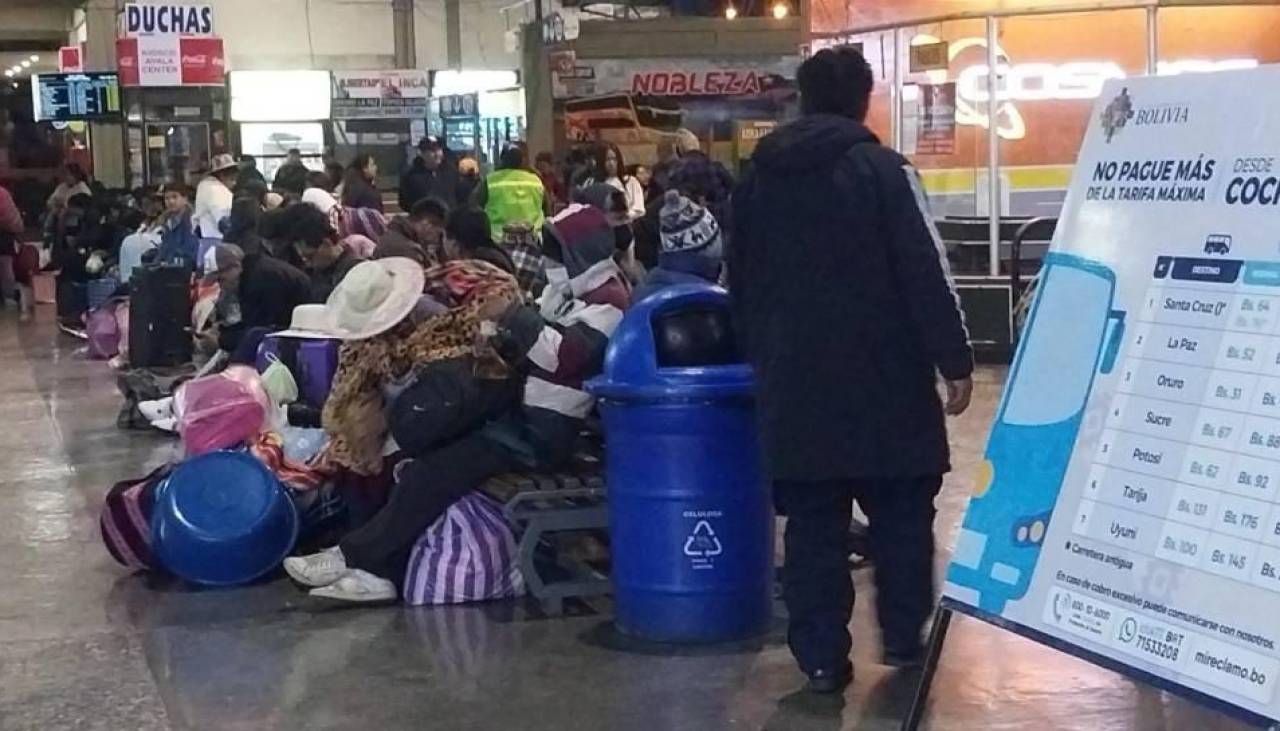 Cochabamba: buses interdepartamentales aguardan durante horas por combustible y reducen la frecuencia de viajes