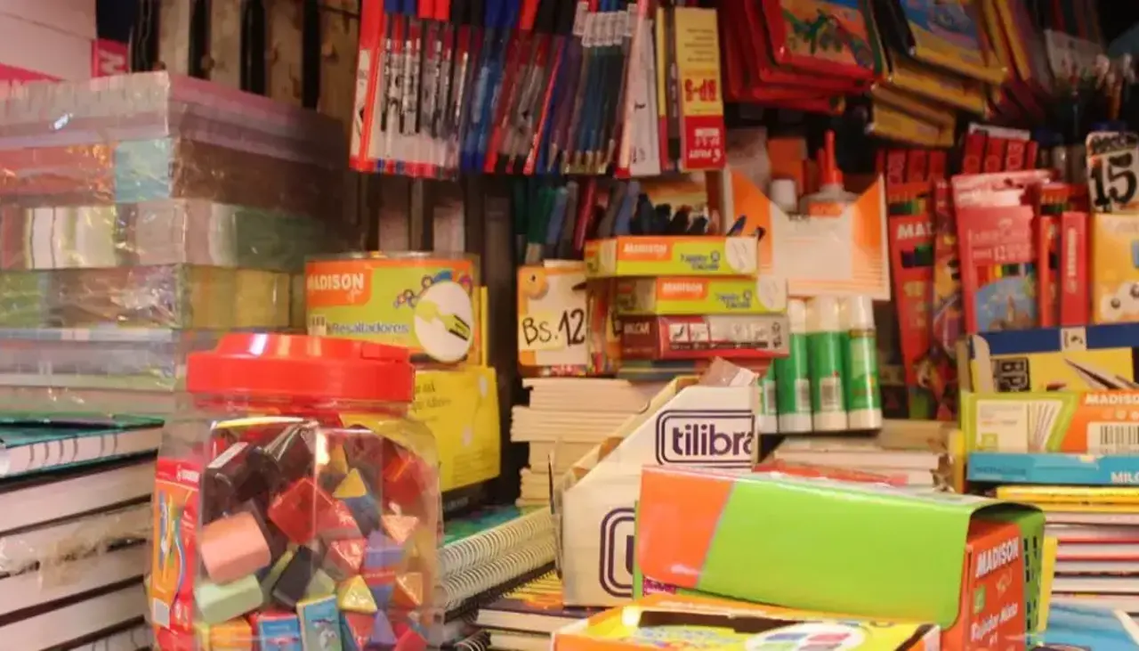 “Los precios están accesibles”, comerciantes señalan que bajó el precio de los útiles escolares