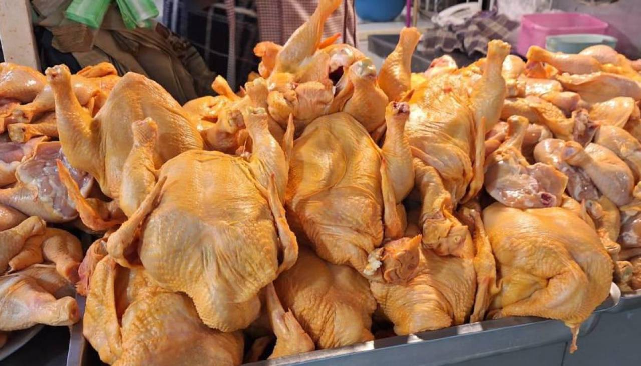 Reportan incremento en el precio del kilo de pollo en los mercados de Santa Cruz y La Paz 