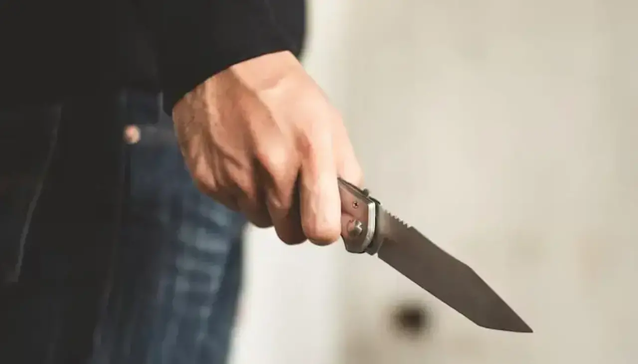 Denuncian que un hombre fue asesinado por su hijo con un cuchillo; investigan parricidio