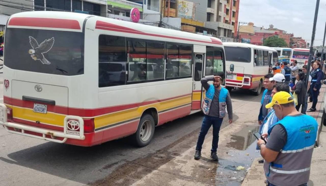 Alcaldía cruceña anuncia controles y advierte con sanciones ante el anuncio del transporte público de cobrar Bs 3 