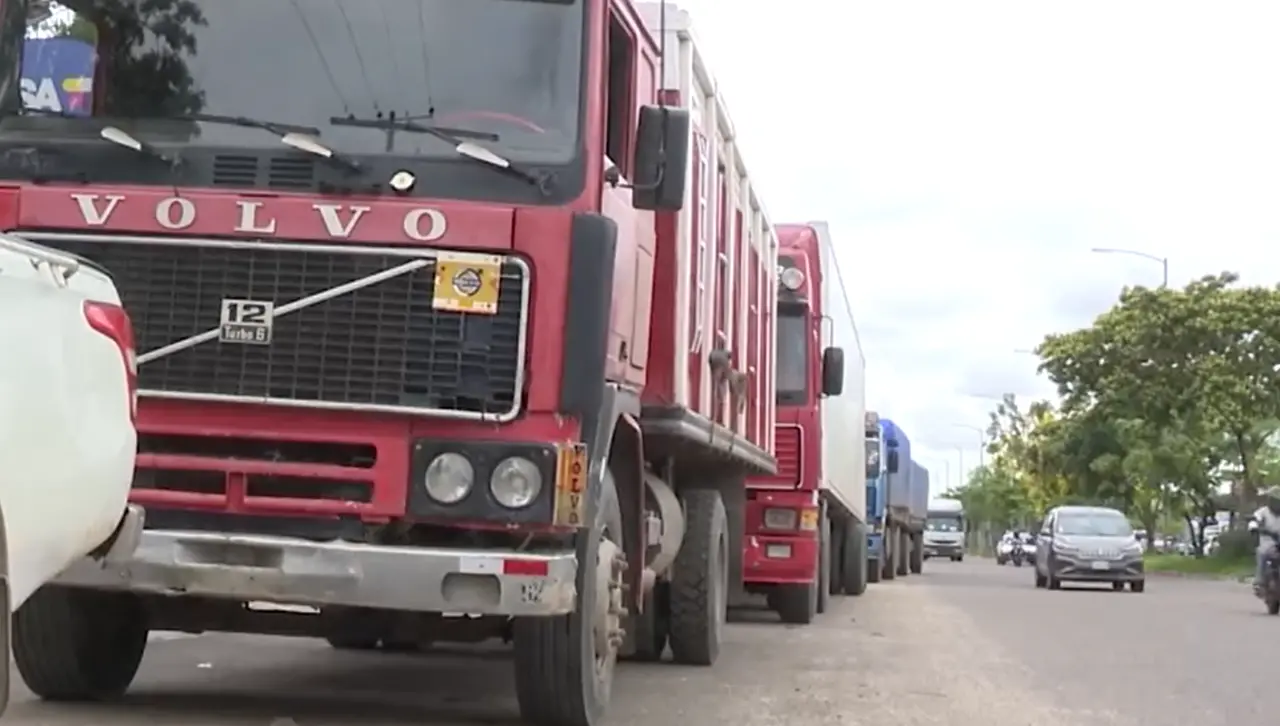 Choferes señalan que filas para cargar diésel disminuyen en los surtidores