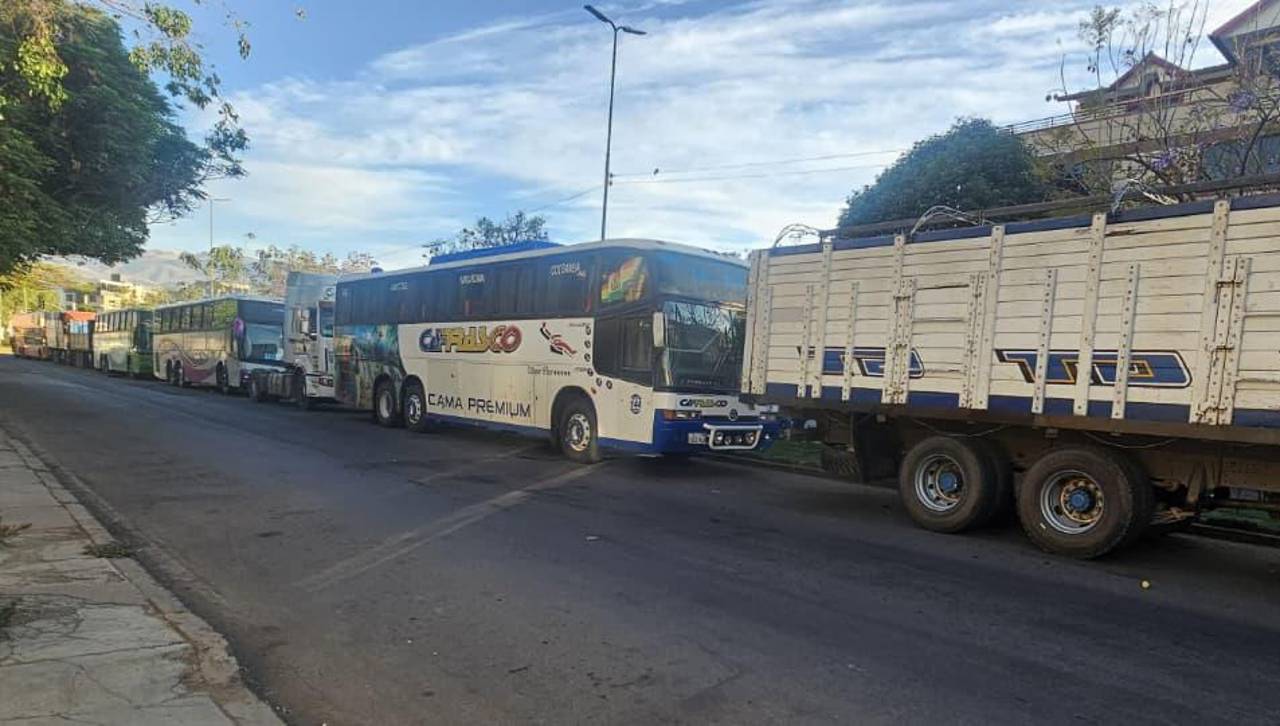 Conductores aseguran que esperan hasta dos días por combustible en estaciones de servicio