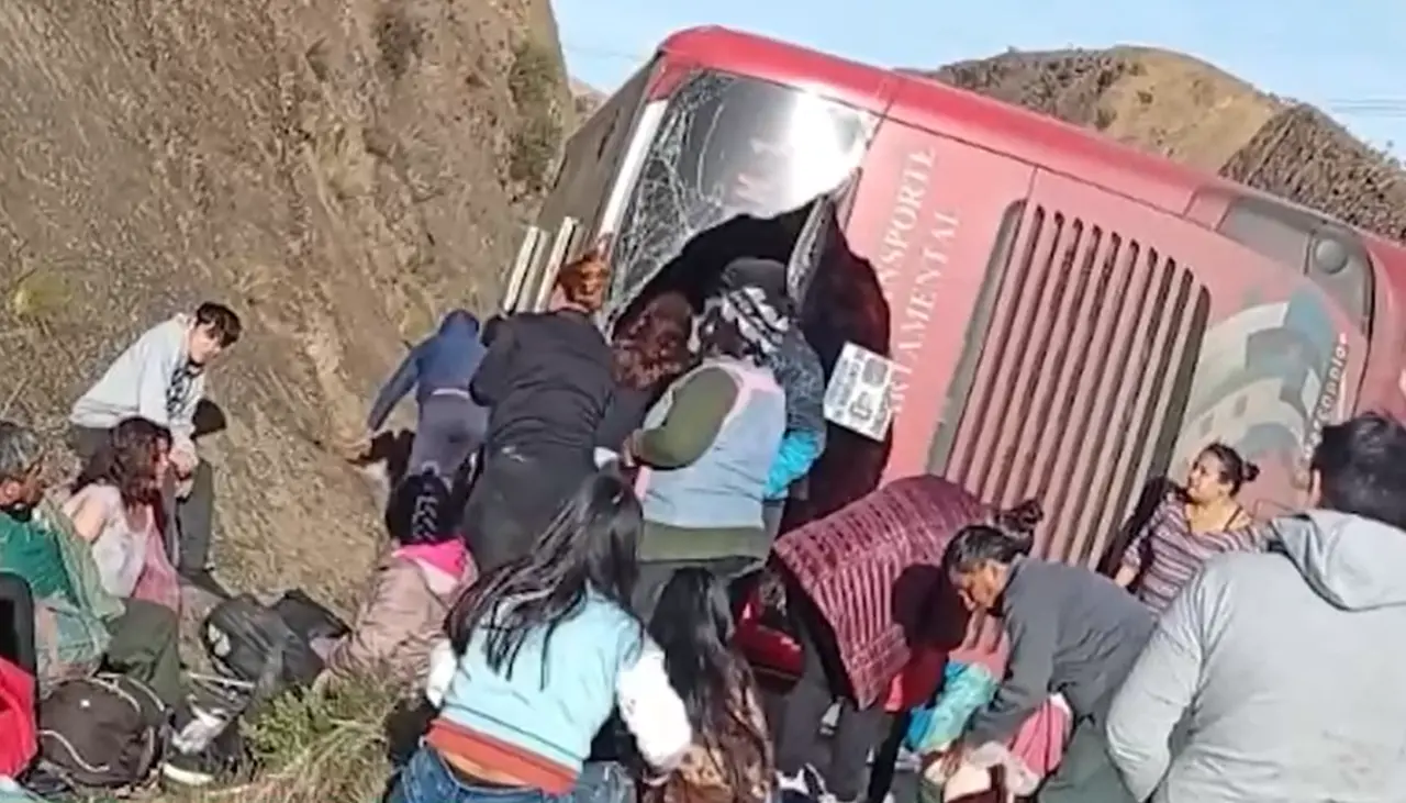 Conductor se duerme y vuelca bus en Pongo, hay heridos que fueron trasladados a Quillacollo