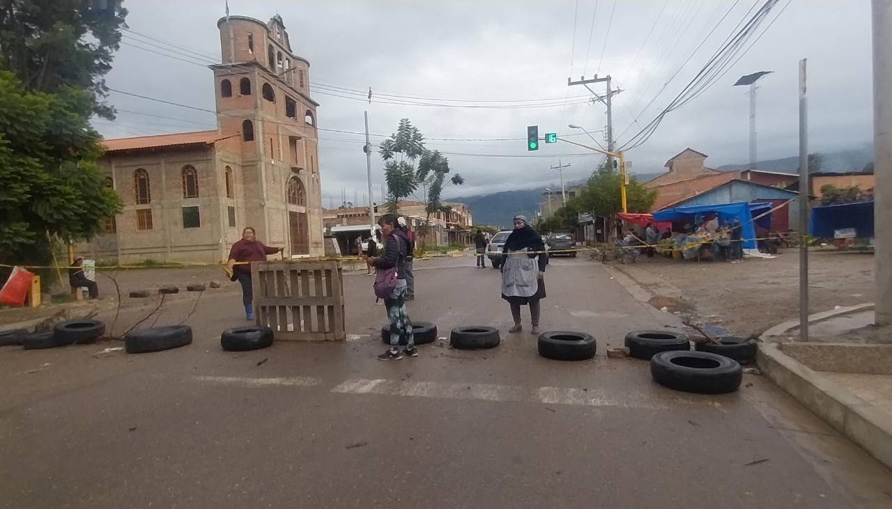 Cuarto día de bloqueo de vecinos en Quillacollo que denuncian cobros excesivos de los transportistas