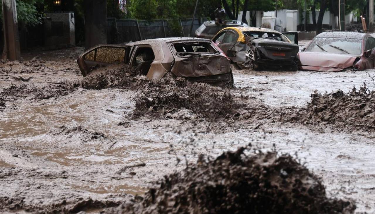 Lluvias intensas causan aluvión que arrastra autos y buses en el este de Santiago de Chile