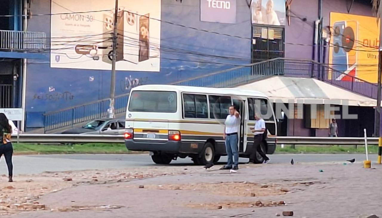 La circulación de micros arranca a medias este jueves y la población denuncia que se les cobran Bs 2,50 el pasaje