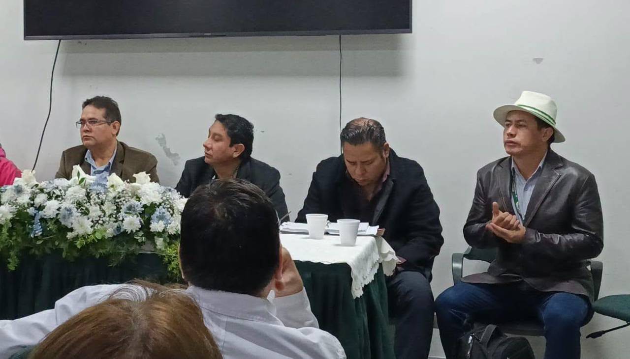 Maestros cruceños anuncian bloqueos y huelga desde el martes 23 de junio por falta de medicamentos en la CNS