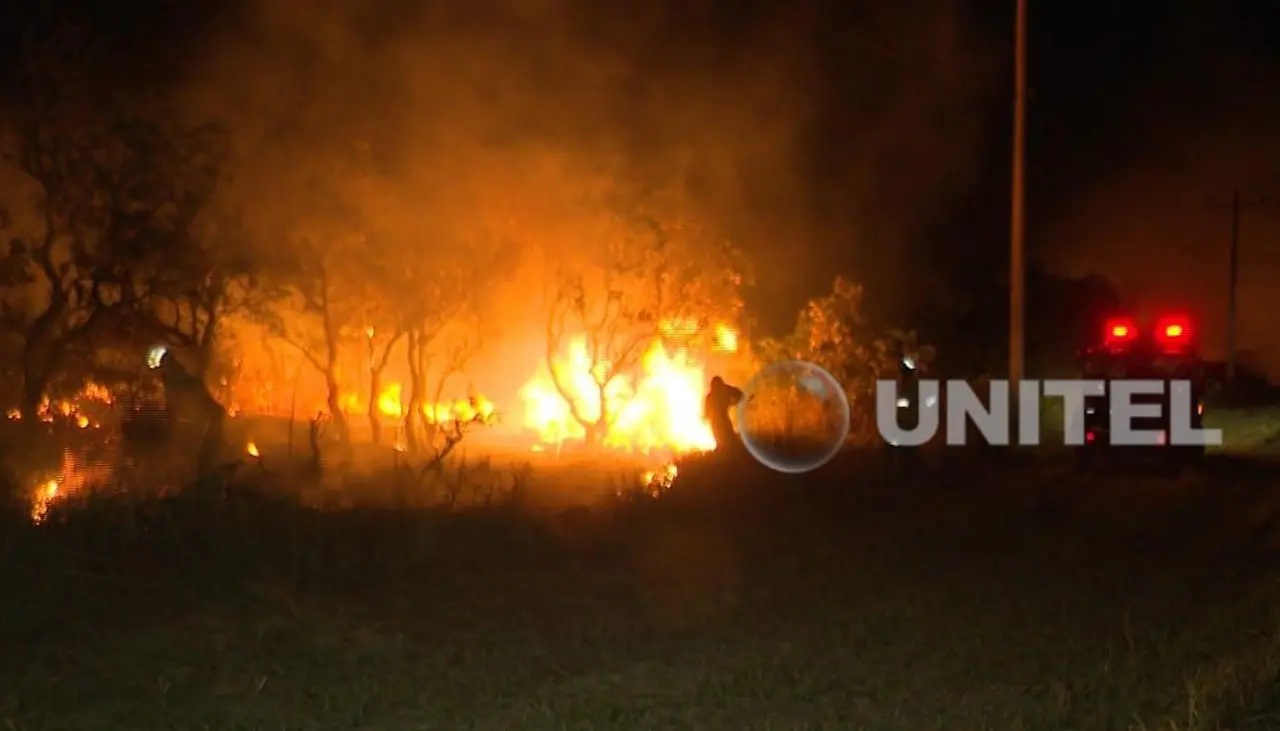 Incendio forestal de magnitud en el Urubó arrasa vegetación y pone en alerta a los vecinos