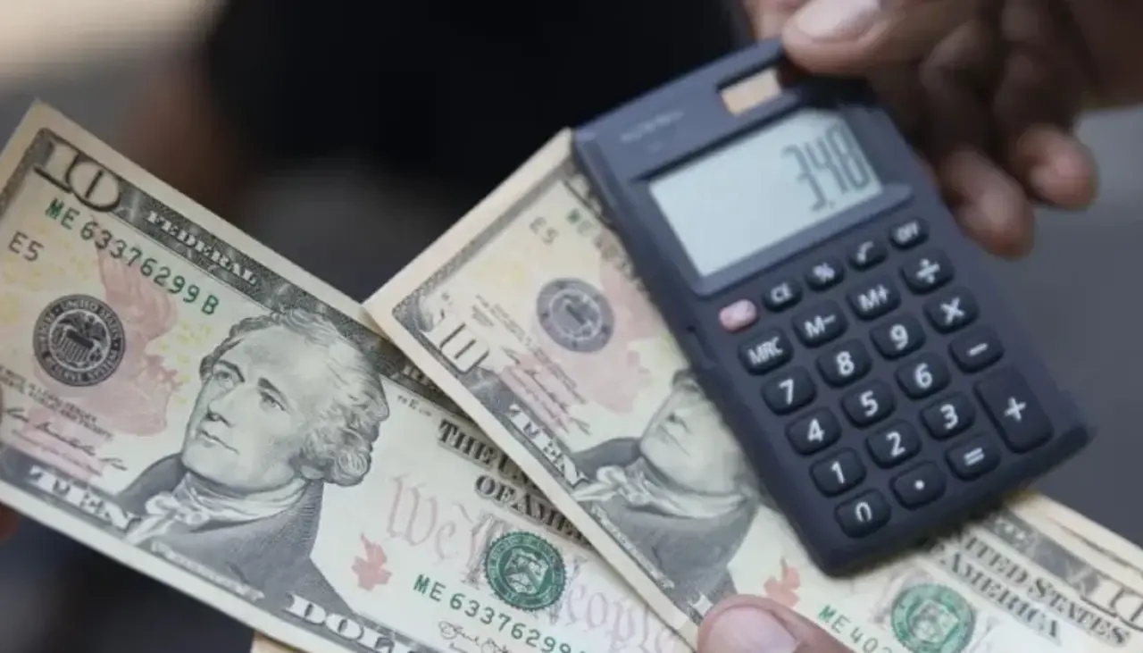 El valor referencial del dólar está por primera vez por debajo de los Bs 8