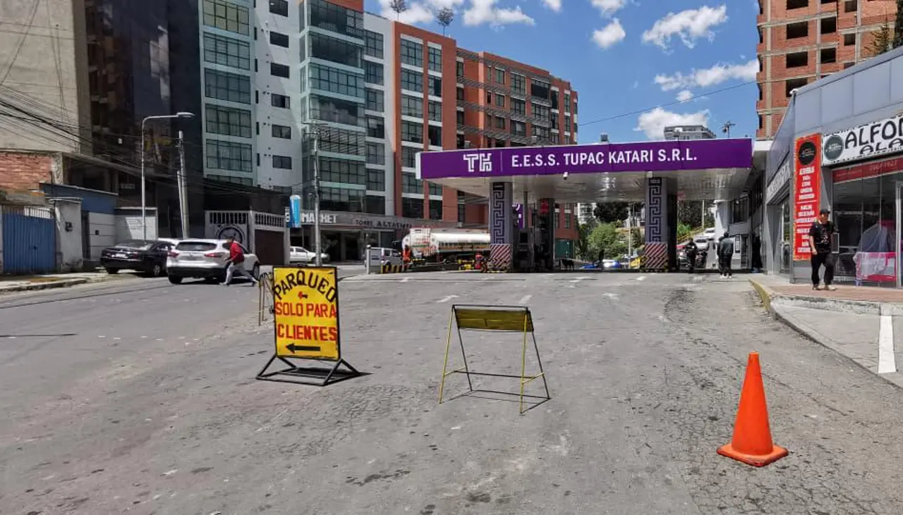 Hay surtidores sin combustible y los conductores dicen que no tienen otra opción que seguir en las filas