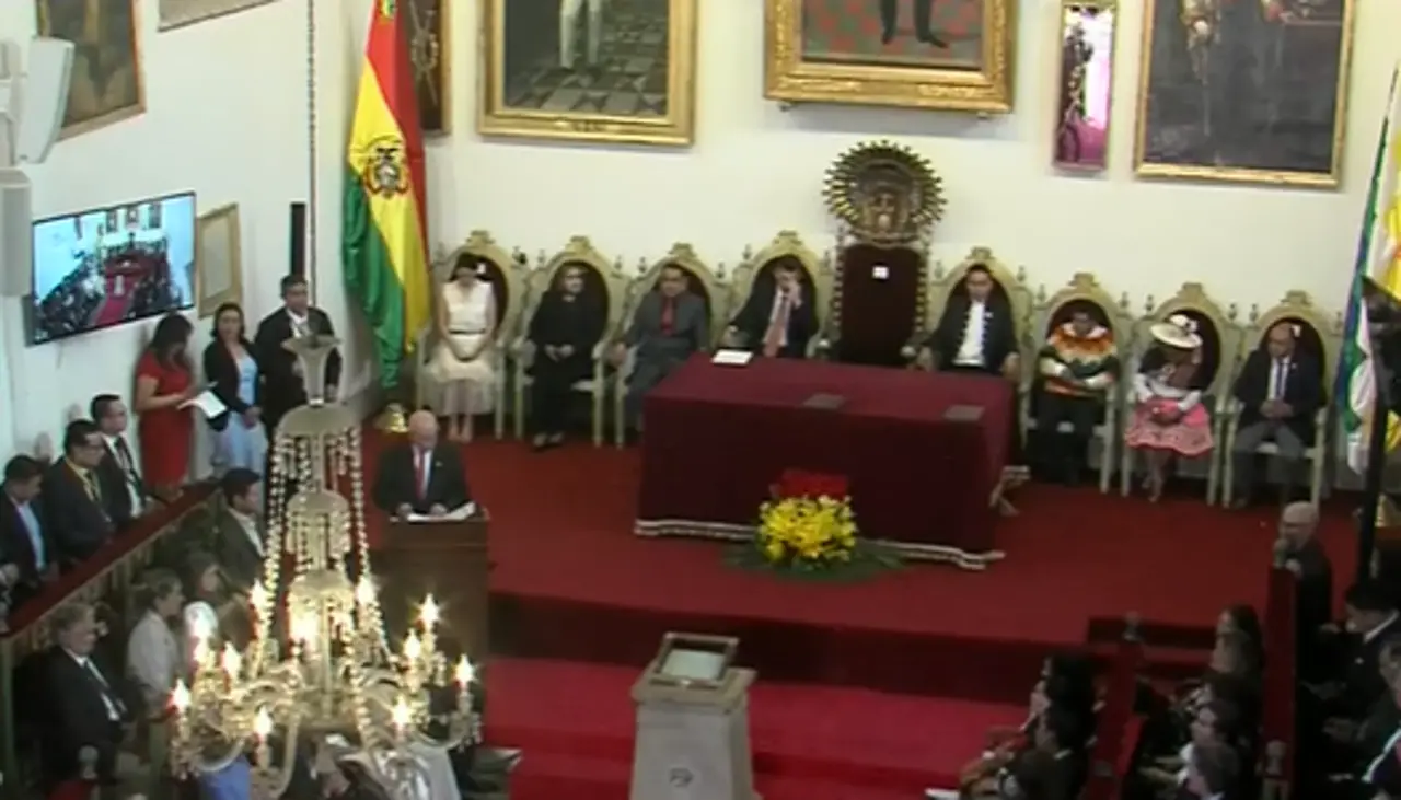 Se inicia acto de entrega de credenciales a Rodrigo Paz y Edmand Lara