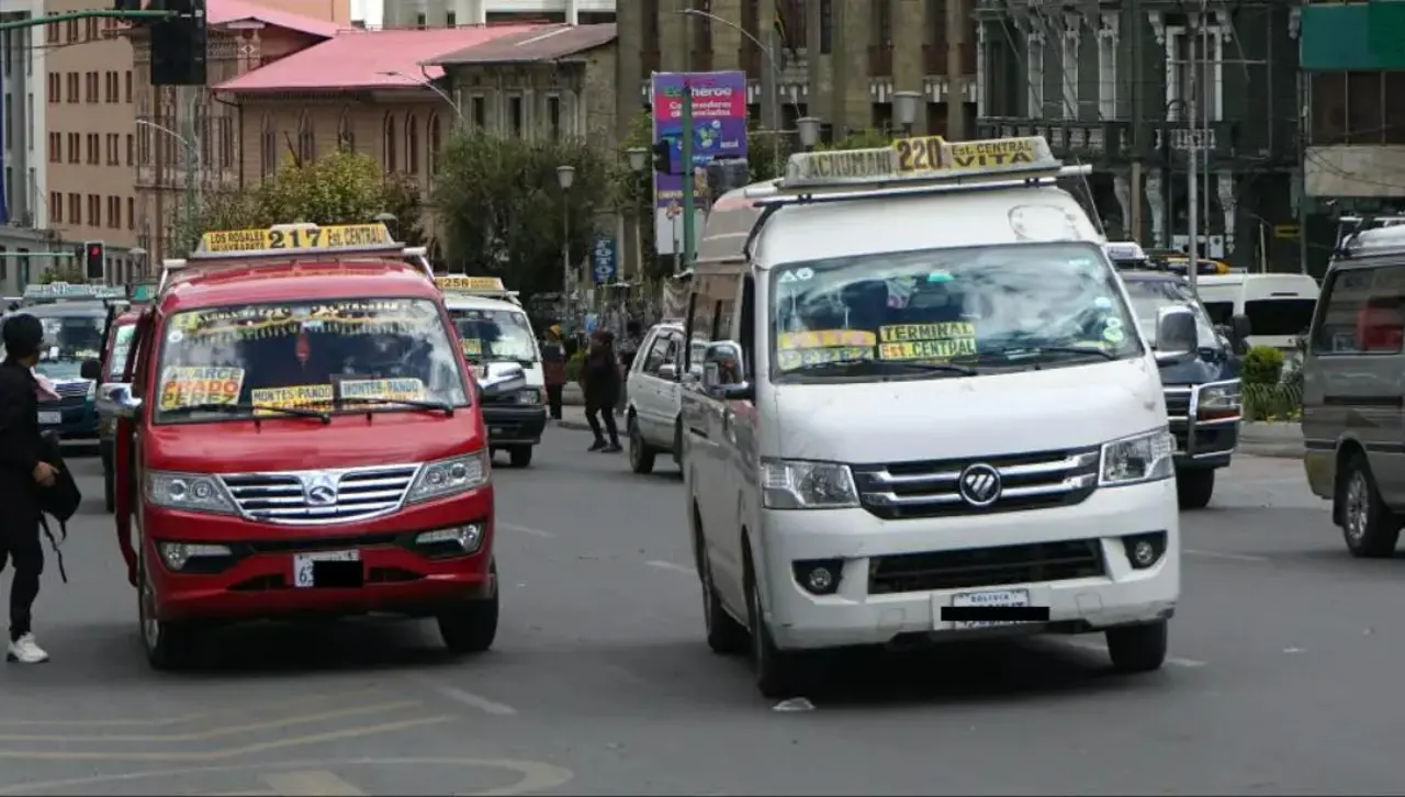 Choferes de La Paz anuncian paro de 48 horas por la falta de combustible y alza de la canasta familiar, señala dirigente 