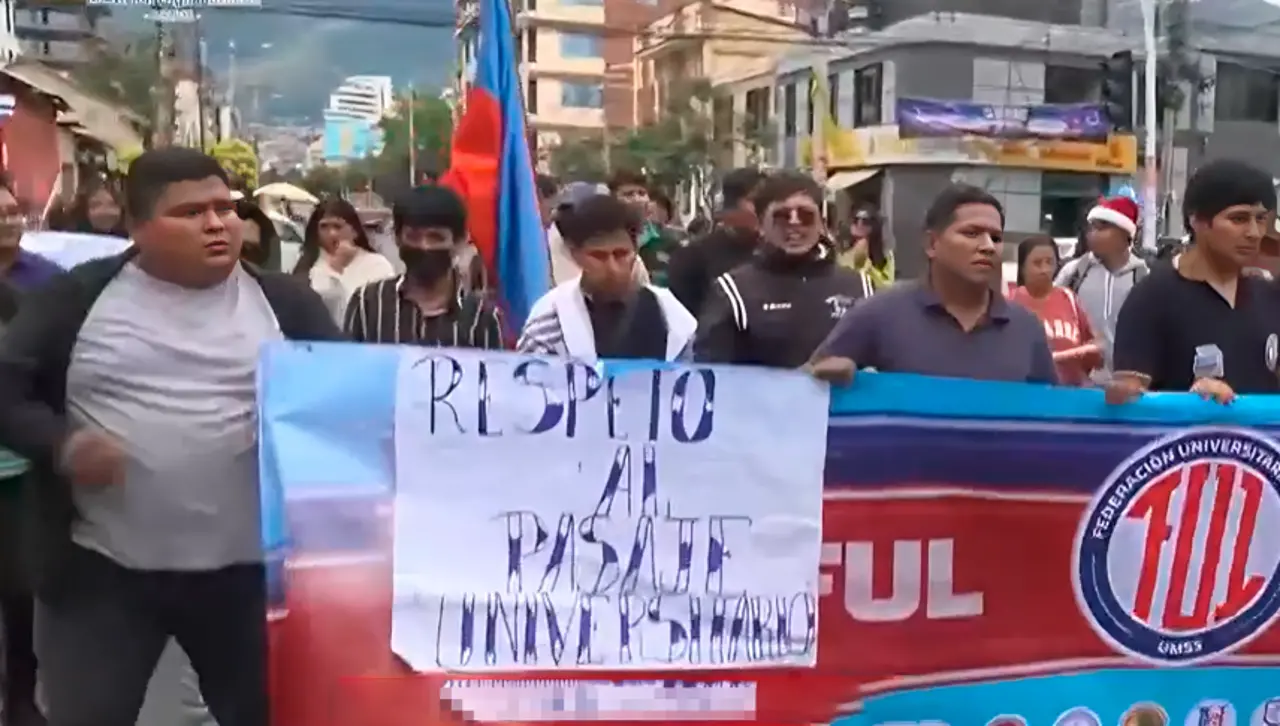 Universitarios marchan y bloquean en Cochabamba contra la subida del pasaje diferenciado