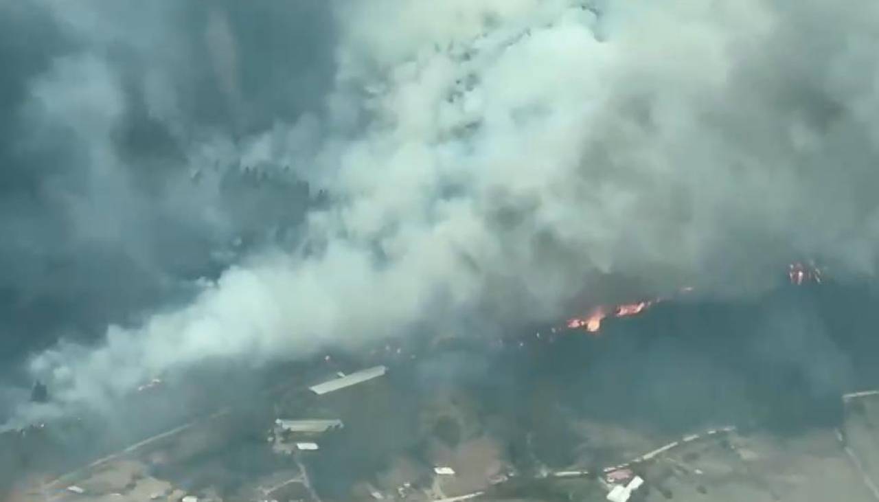 Voraz incendio forestal en Pocona, equipos de rescate continúan desplazándose para intentar controlar el fuego