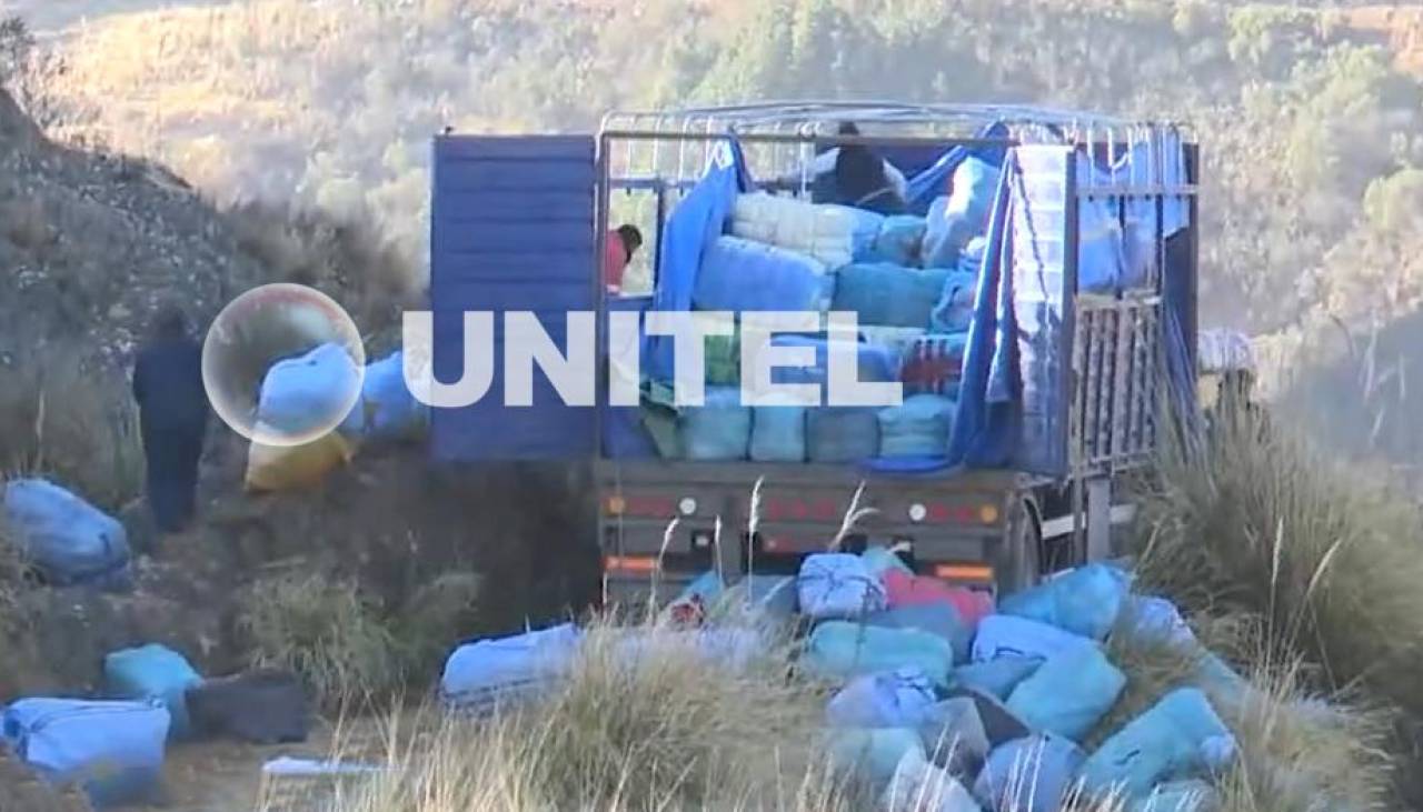 Desconocidos sacan carga de camión de presunto contrabando, mientras la Policía aguarda refuerzos