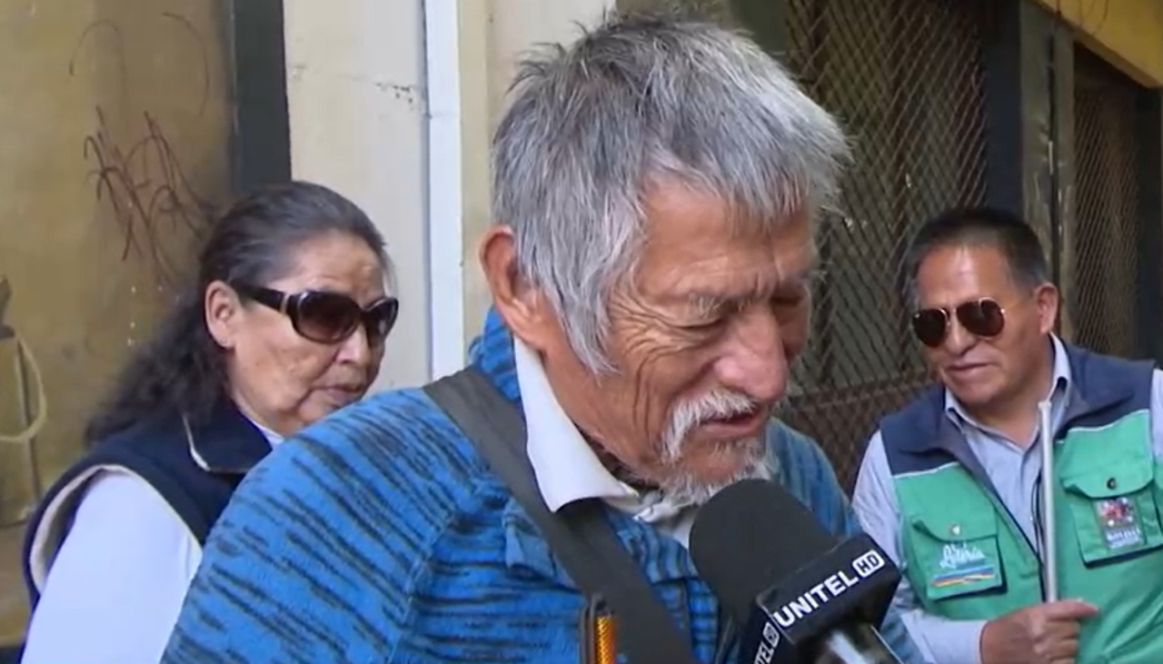 Pareja no vidente perdió un teclado musical en un micro, piden al conductor devolverlo ya que es su herramienta de trabajo