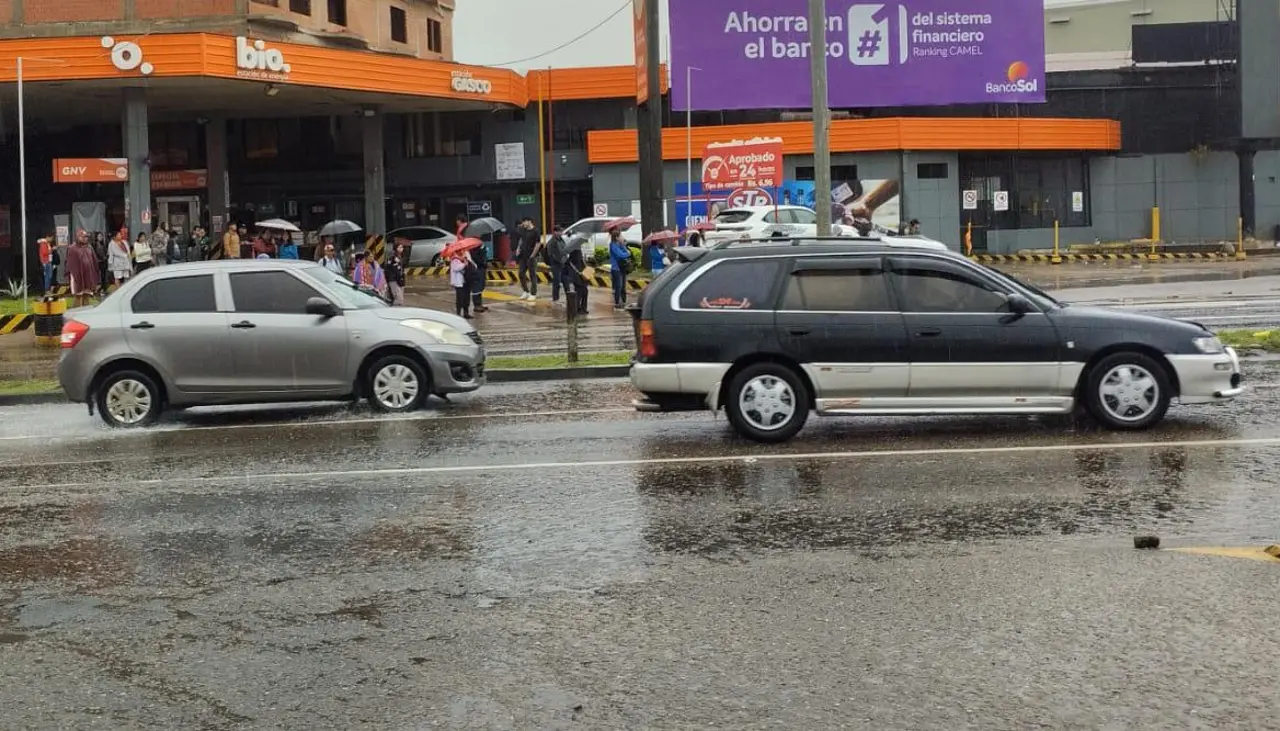 Intensa lluvia dificulta el traslado de ciudadanos en la capital cruceña y en colegios se reporta ausentismo