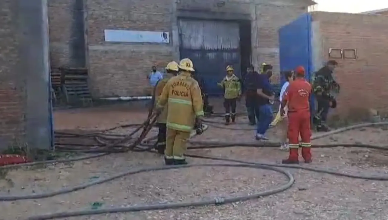 Incendio consumió dos depósitos con plásticos y tres personas reciben atención en el Parque Industrial