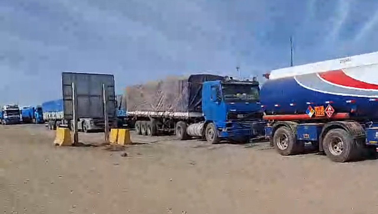 Sexto día de bloqueo en Caracollo: Fila interminable de vehículos varados en la carretera La Paz - Oruro