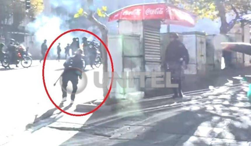 Video registra el momento cuando un hombre lanza presuntamente dinamita contra policías