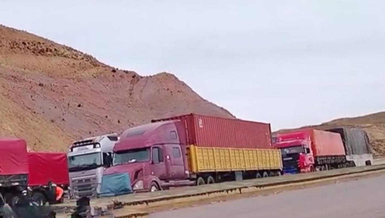 Salud de transportistas varados en carreteras se deteriora, mientras que movilizados dicen que no levantarán los bloqueos