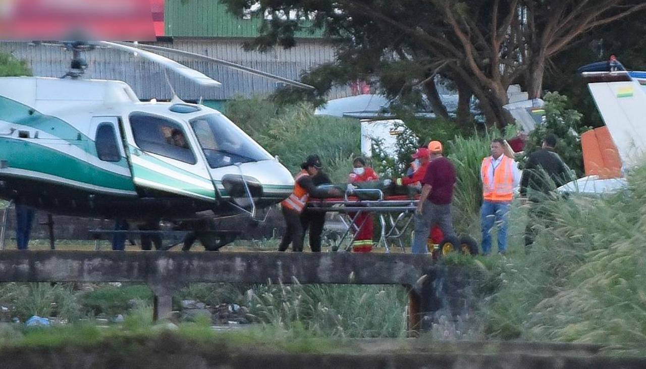 Arriba a El Trompillo el cuerpo de uno de los tripulantes del avión accidentado 