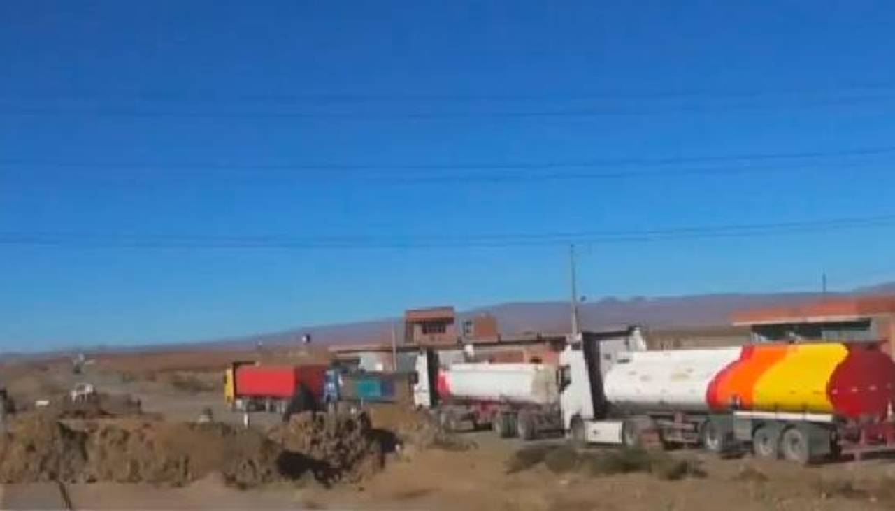 Liberan 100 cisternas paradas en la planta de Senkata tras el desbloqueo de carreteras en La Paz