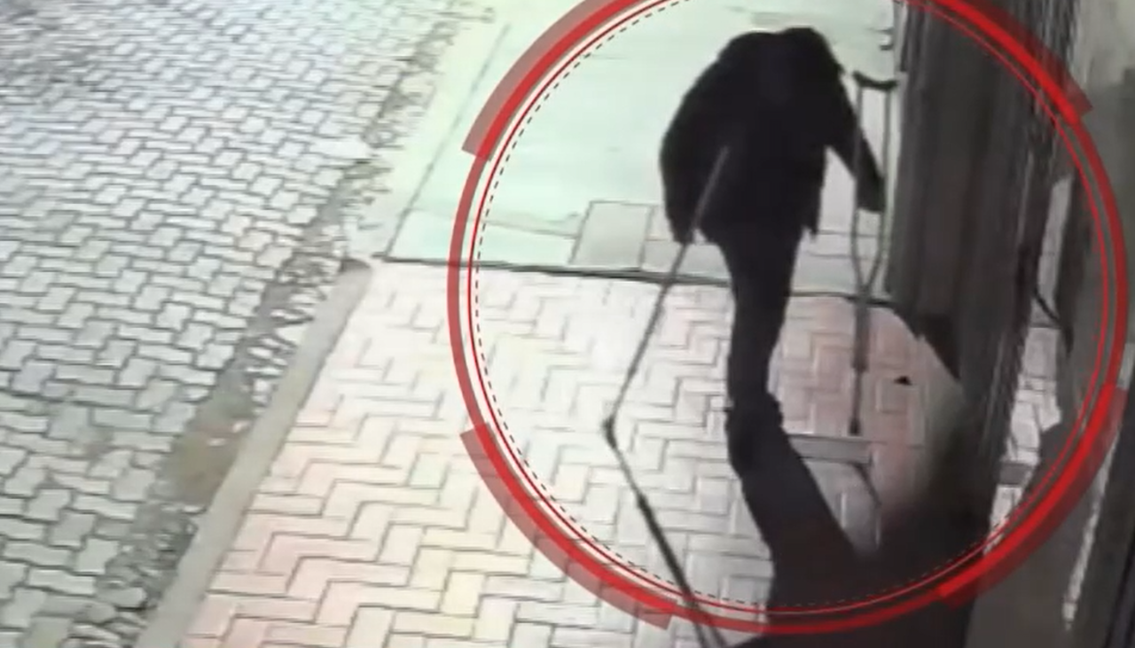 Video: Hombre con ‘muletas’ es captado robando tapas de medidores en El Alto