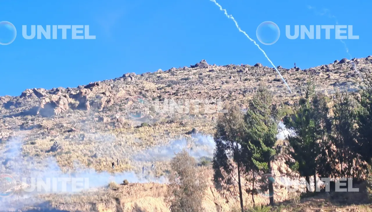 Policía gasifica en el cruce Arque durante el desbloqueo en la ruta Cochabamba - Oruro