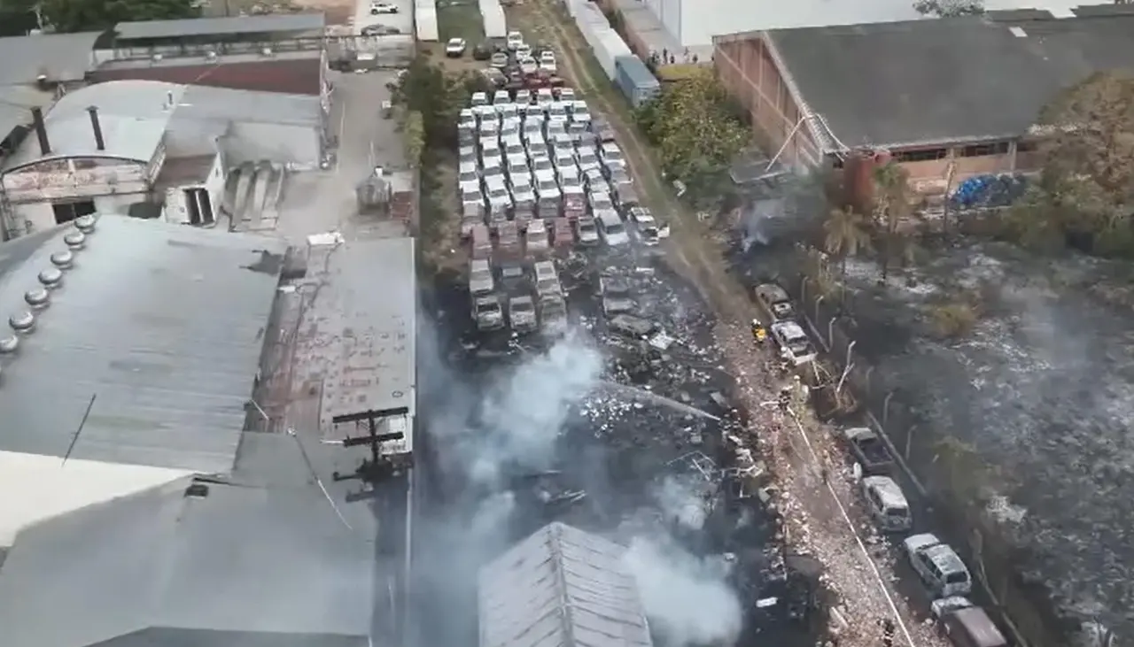 Cerca de 26 vehículos entre autos, vagonetas y cuadratracks fueron alcanzados por el fuego en depósito de la Gobernación cruceña
