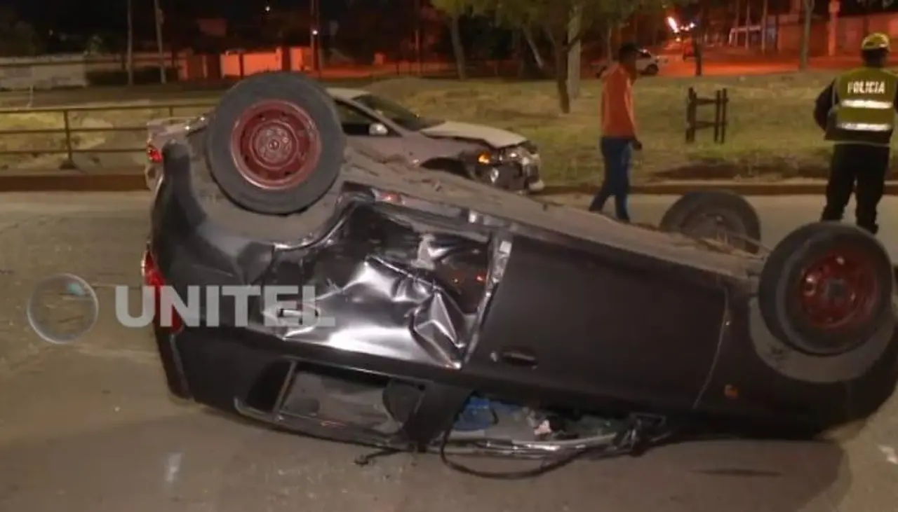 Tras impacto, auto da cuatro vuelcos de campana y el conductor queda herido