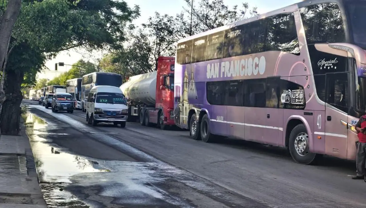 “Estamos agotados y frustrados”, choferes duermen varios días en surtidores esperando por diésel 