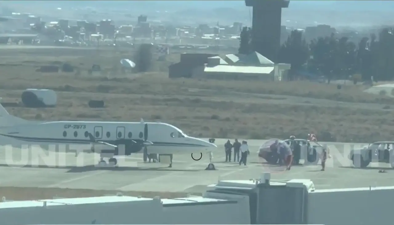 Camacho aborda el avión y parte rumbo a Santa Cruz en medio de expectativa 