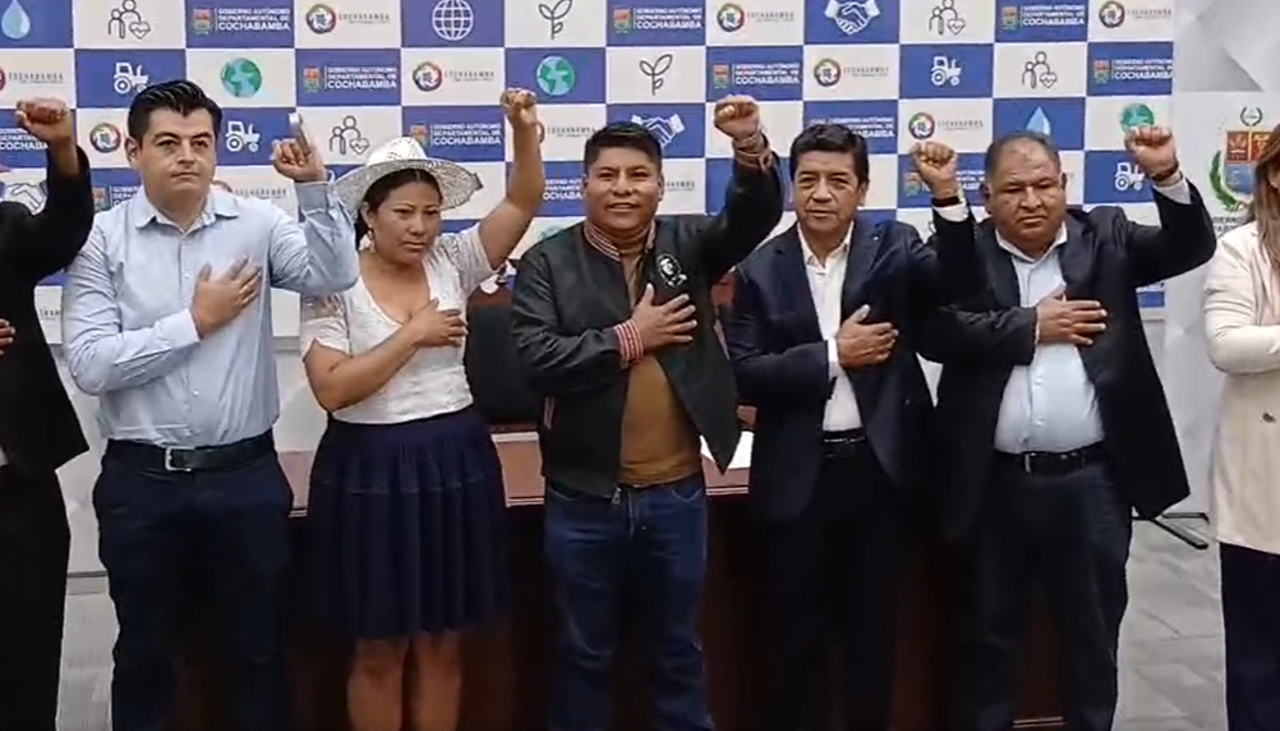 Loza posesiona a su gabinete; se suprimieron las secretarías de Salud y Finanzas