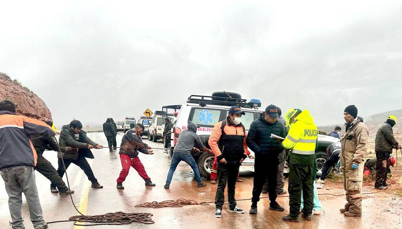 Tragedia en la ruta Oruro - Potosí: Sube a 31 la cifra de muertos tras embarrancamiento de un bus que colisionó con una vagoneta