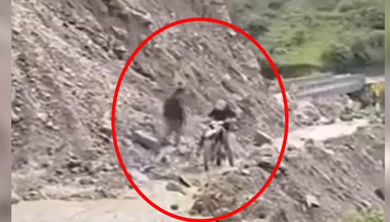 Video: Motociclista se salva de milagro de un deslizamiento de rocas