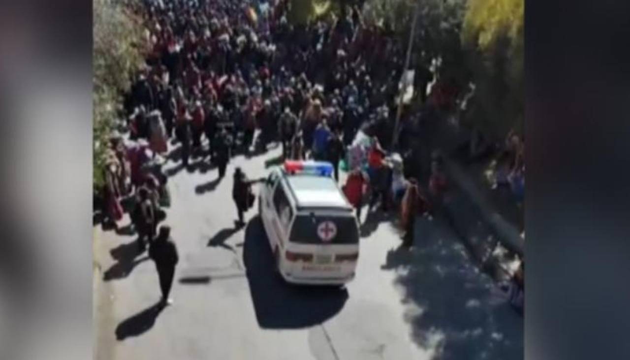 Video: Bloqueadores atacan con piedras una ambulancia en El Alto