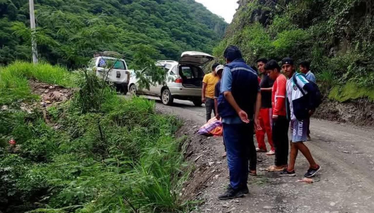 Retoman la búsqueda de dos personas desaparecidas tras la caída de un auto a un río en Los Yungas