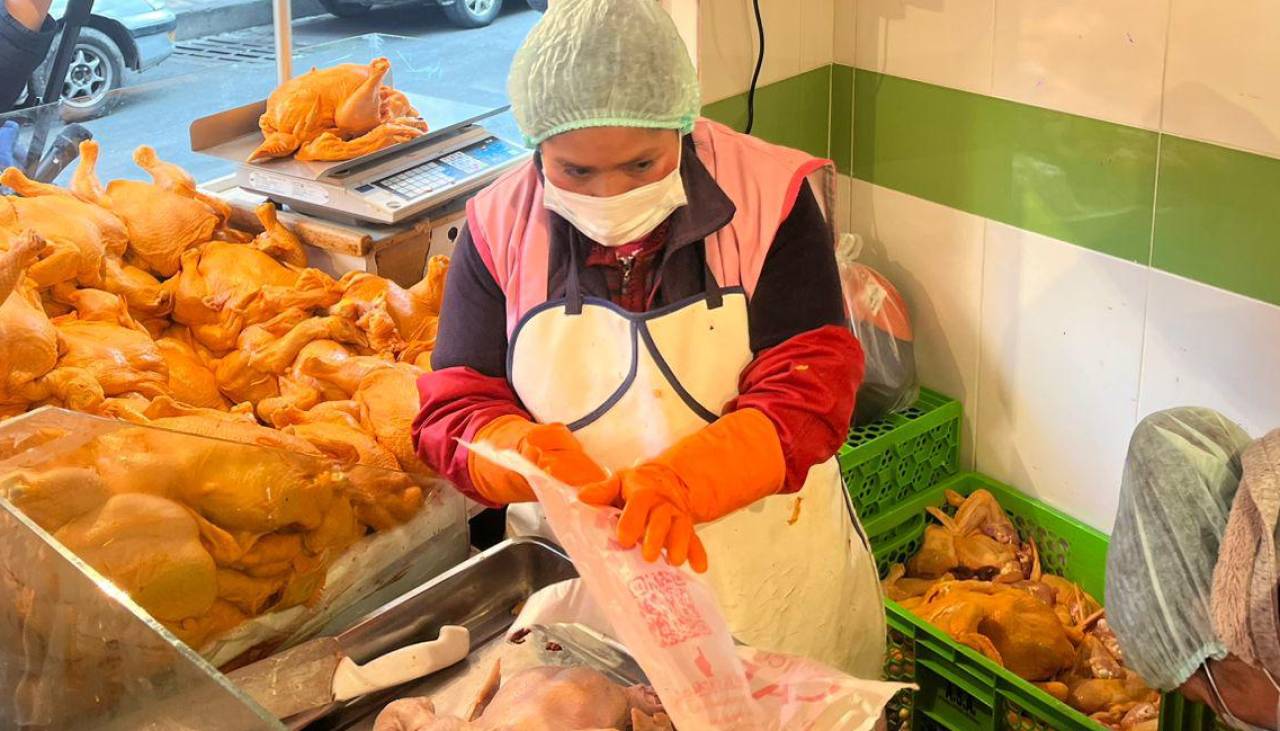 Baja el precio del kilo del pollo en mercados de Santa Cruz y La Paz este jueves