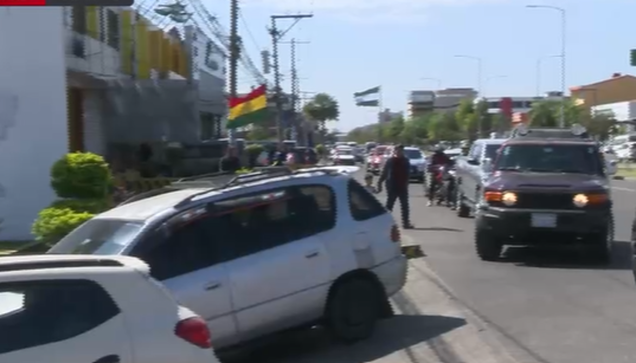 En medio de filas por combustible, transportistas tildan de “mentira” el plazo de normalización de YPFB