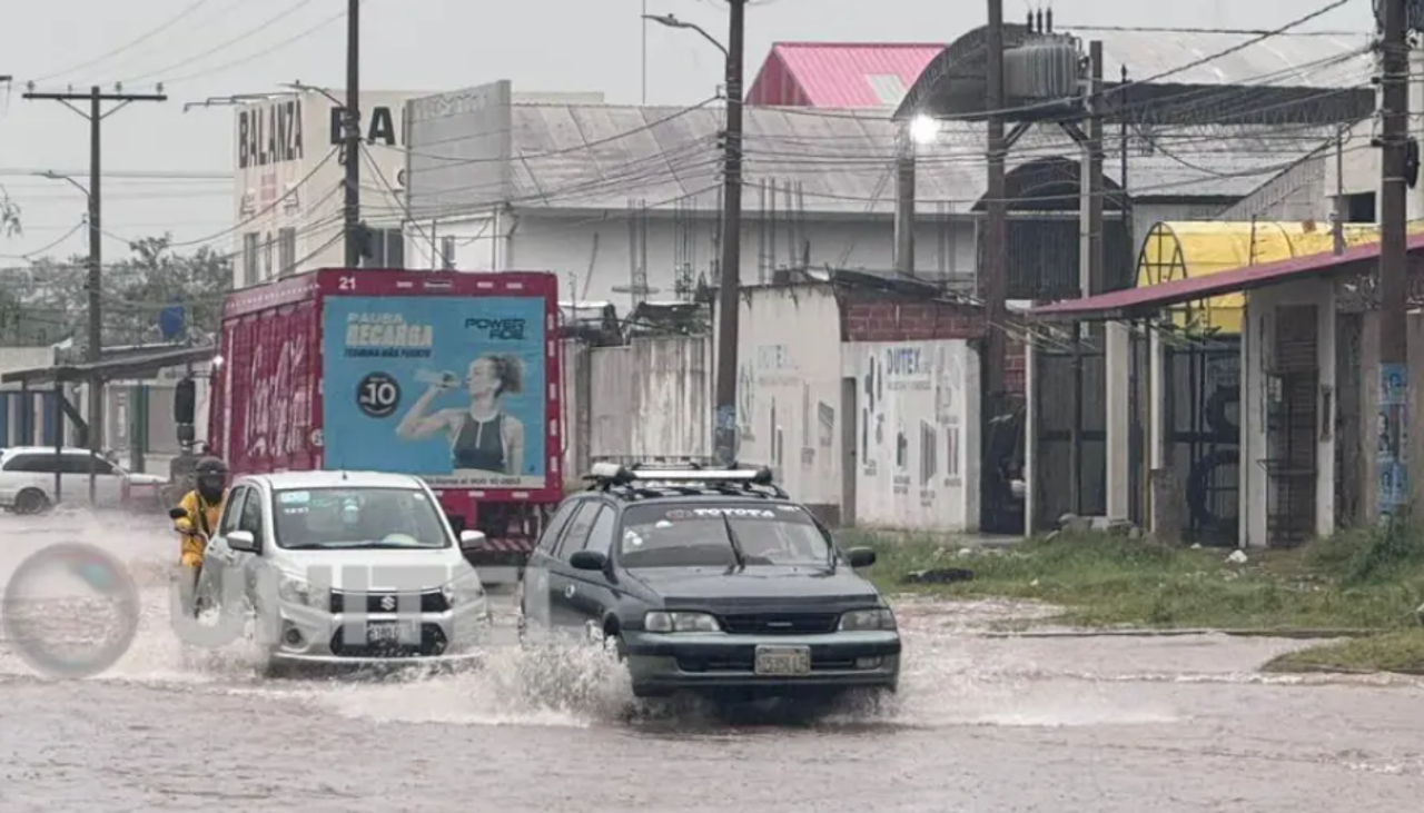La capital cruceña amanece con calles inundadas: ¿Hasta cuándo seguirán las lluvias?