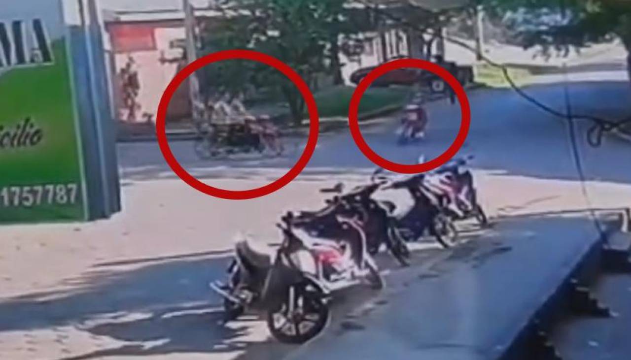 Video: Dos motociclistas quedan gravemente heridas tras choque, ninguna llevaba casco