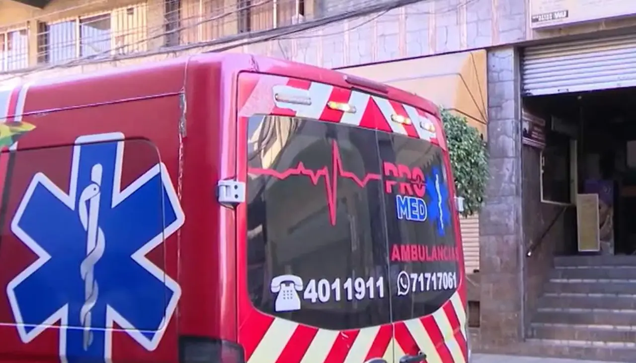 Una mujer cae de un edificio y se electrocuta con los cables de alta tensión en pleno centro de Cochabamba