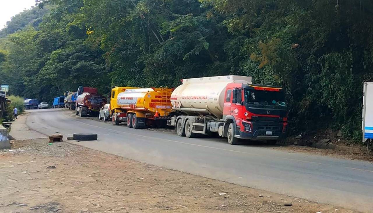 Presidente de YPFB dice que hay casi 1.200 cisternas afectadas por los bloqueos de carreteras